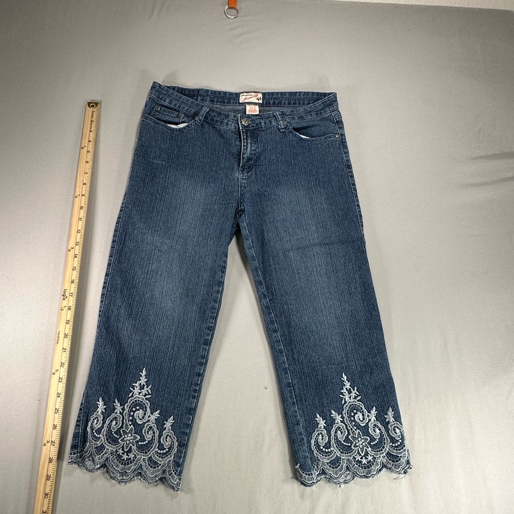 Women's Juniors jeans blue
Capri embellished jeans size 13
#622